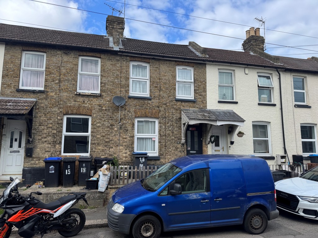 Lot: 137 - THREE-BEDROOM MID-TERRACE HOUSE INVESTMENT - Front of property